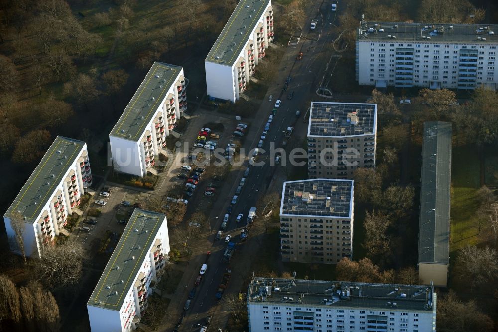 Luftbild Berlin - Hochhaus- Gebäude im Wohngebiet Sewanstraße - Salzmannstraße - Huronseestraße im Ortsteil Friedrichsfelde in Berlin, Deutschland