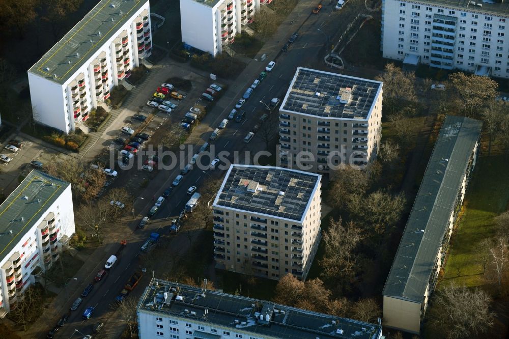 Luftaufnahme Berlin - Hochhaus- Gebäude im Wohngebiet Sewanstraße - Salzmannstraße - Huronseestraße im Ortsteil Friedrichsfelde in Berlin, Deutschland