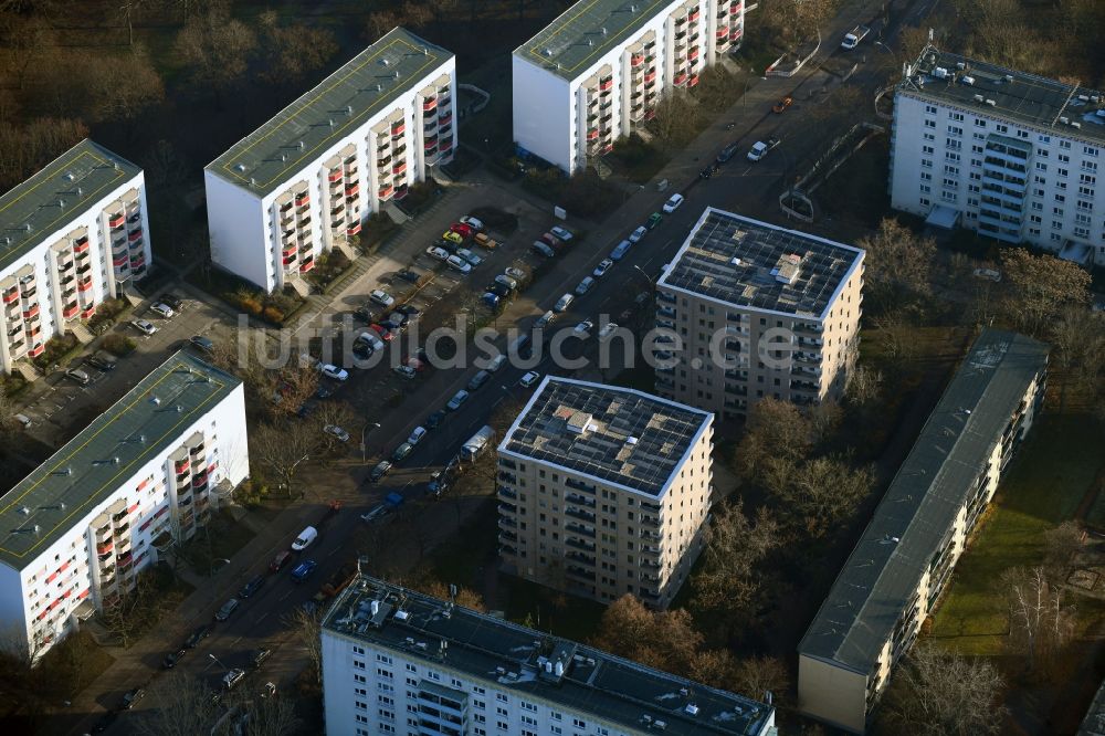 Berlin von oben - Hochhaus- Gebäude im Wohngebiet Sewanstraße - Salzmannstraße - Huronseestraße im Ortsteil Friedrichsfelde in Berlin, Deutschland