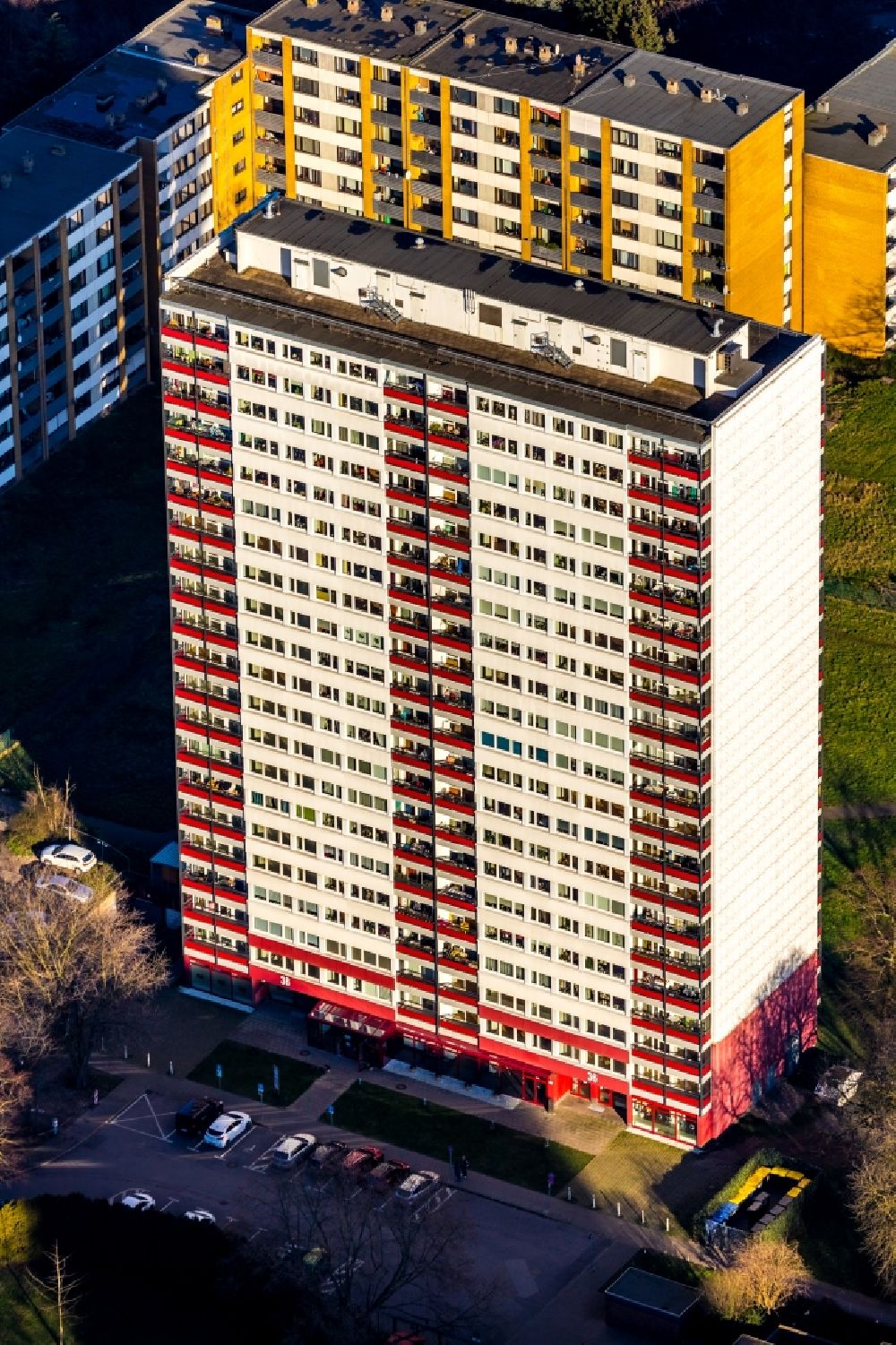 Duisburg von oben - Hochhaus- Gebäude im Wohngebiet Weißer Riese im Ortsteil Hochheide in Duisburg im Bundesland Nordrhein-Westfalen, Deutschland
