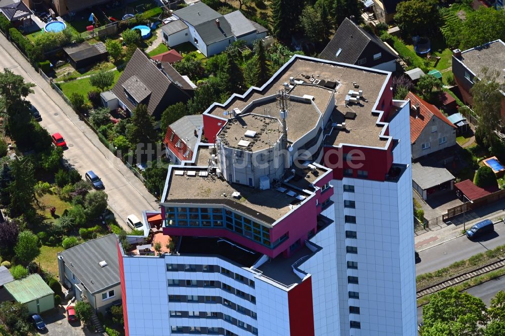 Luftaufnahme Berlin - Hochhaus- Gebäude im Wohngebiet am Zwickauer Damm im Ortsteil Buckow in Berlin, Deutschland