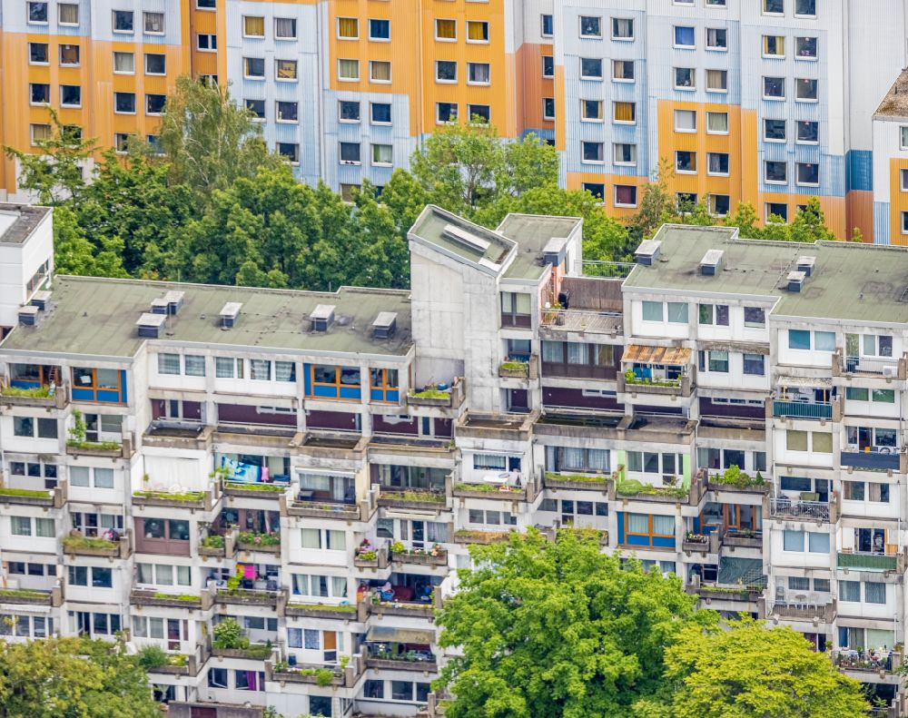 Bochum aus der Vogelperspektive: Hochhaus- Gebäude im Wohngebiet zwischen Marktstraße und Straße Girondelle in Bochum im Bundesland Nordrhein-Westfalen, Deutschland