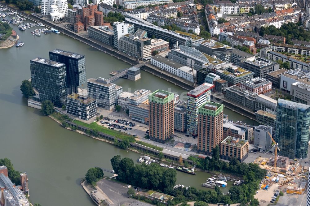 Düsseldorf von oben - Hochhaus- Gebäudekomplex Düsseldorfer Heimathafen des Projekts im Medienhafen in Düsseldorf im Bundesland Nordrhein-Westfalen, Deutschland