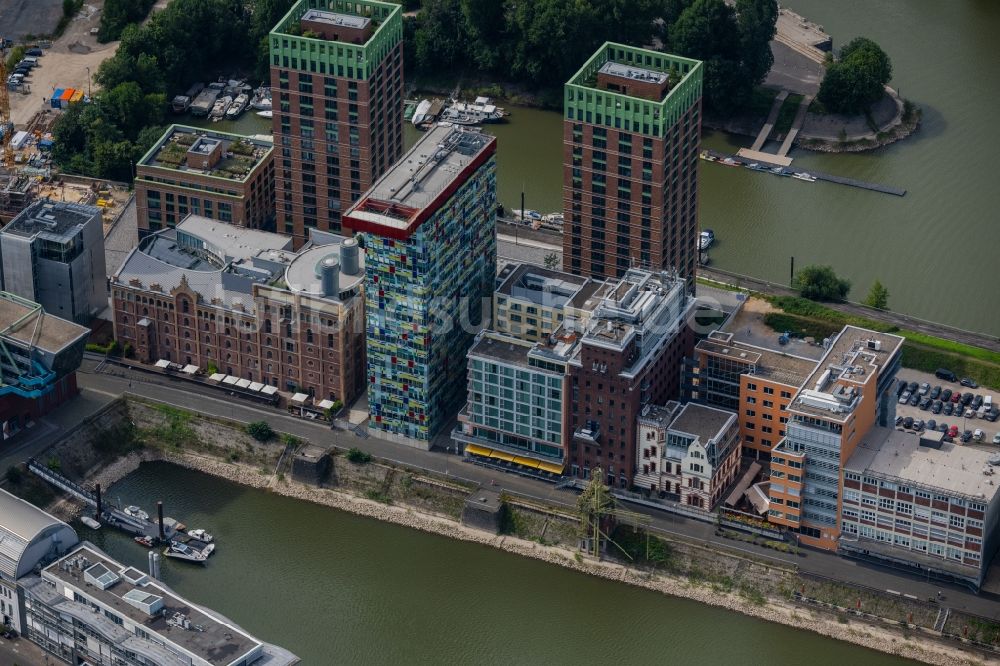 Luftbild Düsseldorf - Hochhaus- Gebäudekomplex Düsseldorfer Heimathafen des Projekts im Medienhafen in Düsseldorf im Bundesland Nordrhein-Westfalen, Deutschland