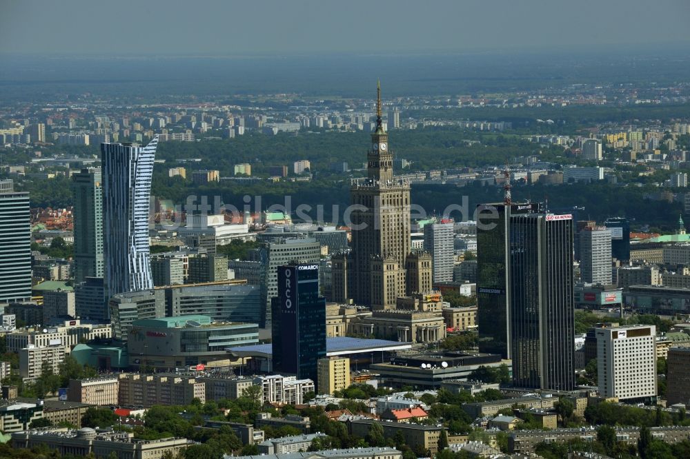 Warschau aus der Vogelperspektive: Hochhaus- Gebäudekomplex des Kultur- und Wissenschaftspalast in Warschau in Polen