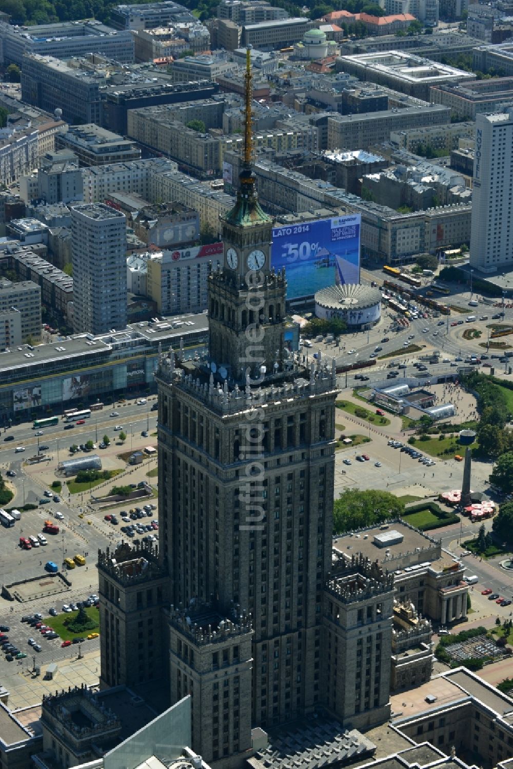 Warschau von oben - Hochhaus- Gebäudekomplex des Kultur- und Wissenschaftspalast in Warschau in Polen
