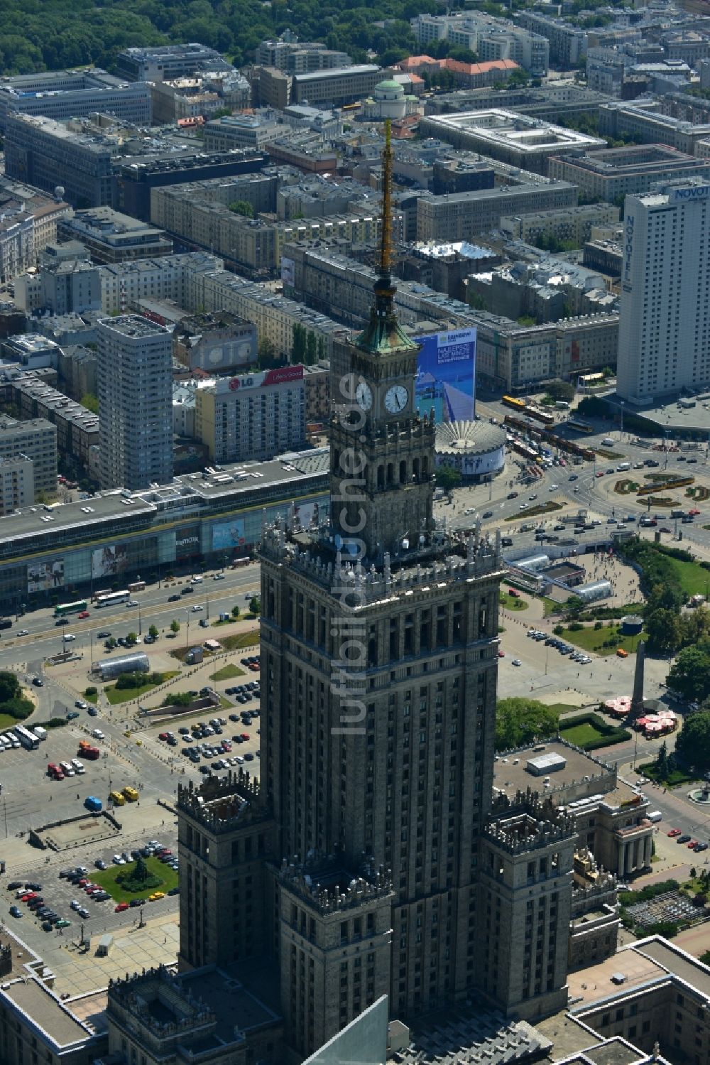 Warschau aus der Vogelperspektive: Hochhaus- Gebäudekomplex des Kultur- und Wissenschaftspalast in Warschau in Polen