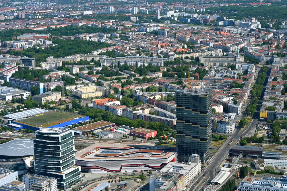 Berlin aus der Vogelperspektive: Hochhaus- Gebäudekomplexes EDGE East Side - Amazon Tower in Berlin, Deutschland