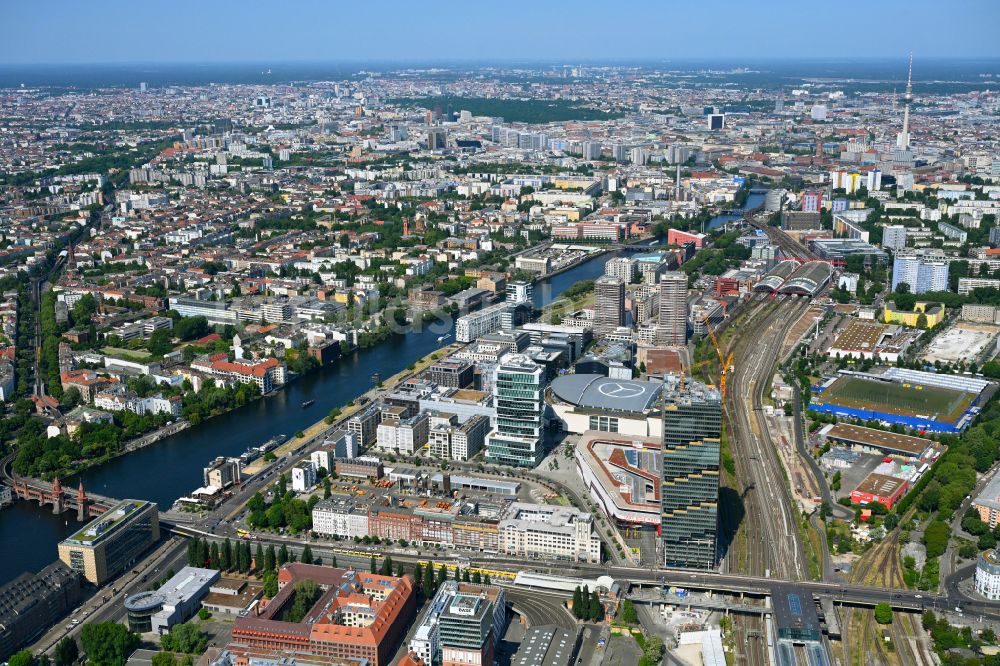 Luftaufnahme Berlin - Hochhaus- Gebäudekomplexes EDGE East Side - Amazon Tower in Berlin, Deutschland