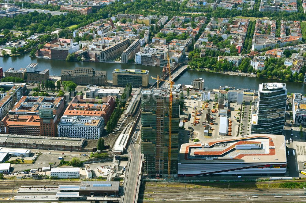 Luftbild Berlin - Hochhaus- Gebäudekomplexes EDGE East Side - Amazon Tower in Berlin, Deutschland