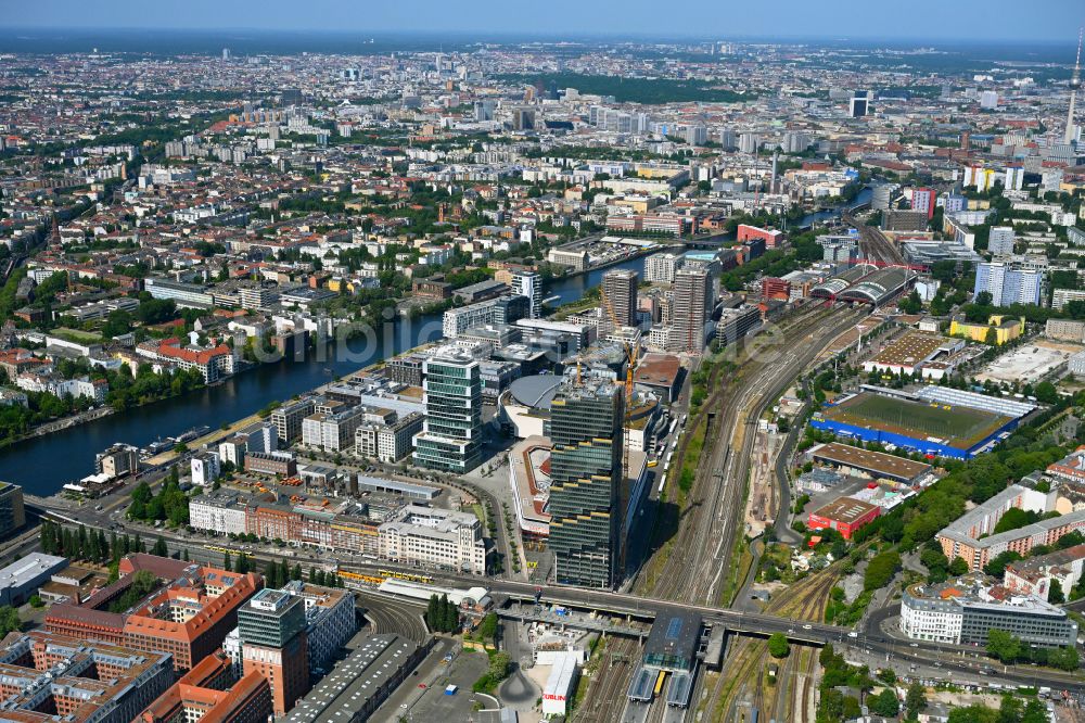 Berlin aus der Vogelperspektive: Hochhaus- Gebäudekomplexes EDGE East Side - Amazon Tower in Berlin, Deutschland