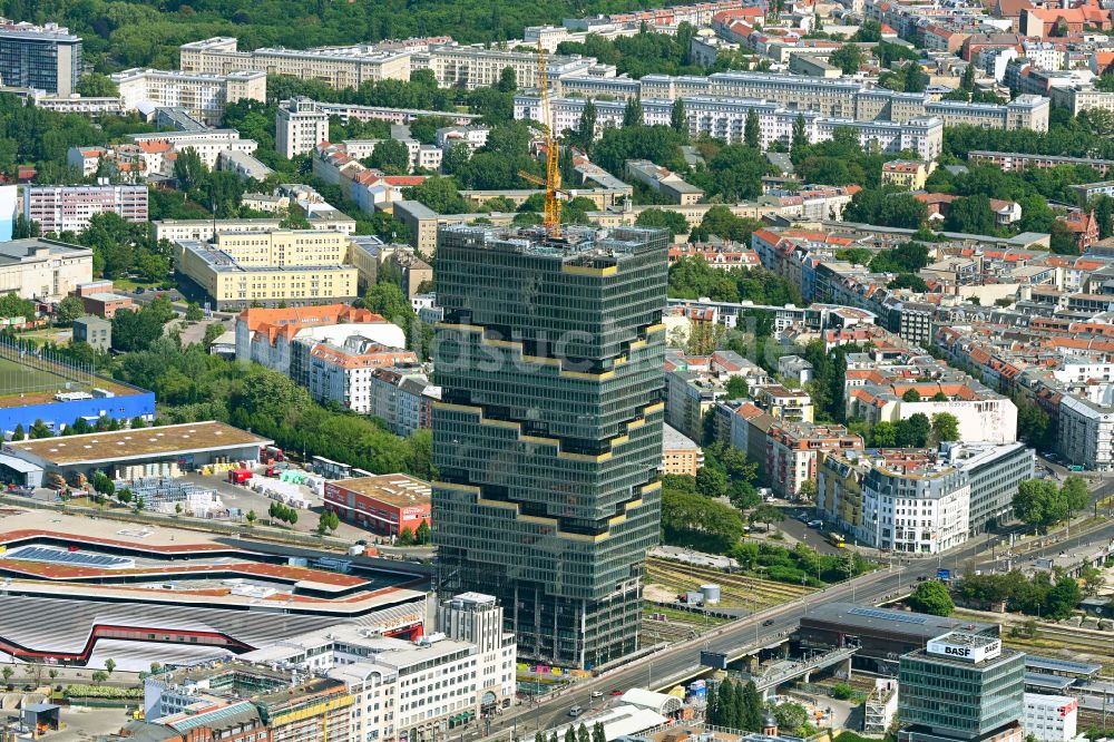 Berlin von oben - Hochhaus- Gebäudekomplexes EDGE East Side - Amazon Tower in Berlin, Deutschland