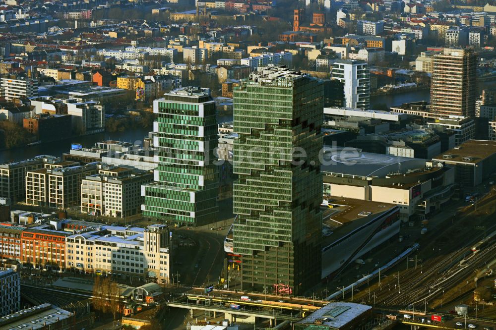 Berlin von oben - Hochhaus- Gebäudekomplexes EDGE East Side - Amazon Tower in Berlin, Deutschland
