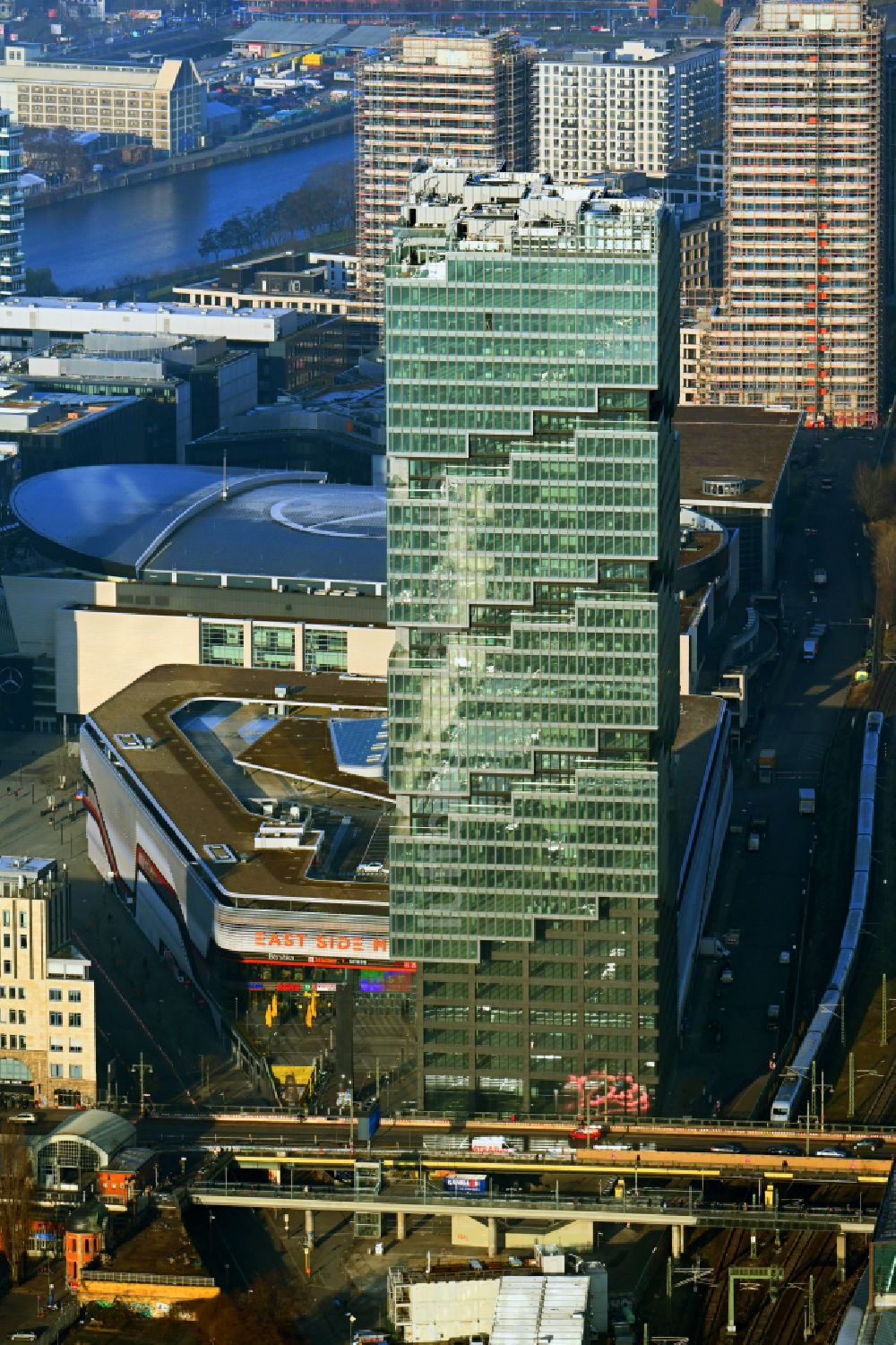 Luftaufnahme Berlin - Hochhaus- Gebäudekomplexes EDGE East Side - Amazon Tower in Berlin, Deutschland