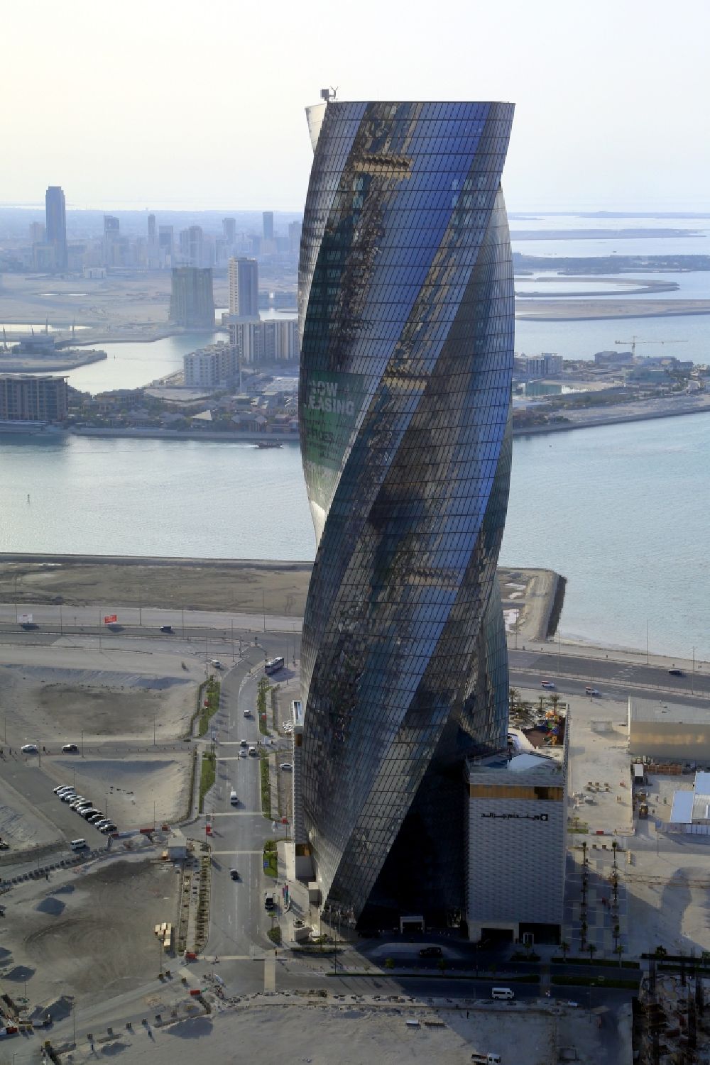 Luftaufnahme Manama - Hochhaus Hotel Wyndham Grand Manama an der Sea Front in Manama in Capital Governorate, Bahrain