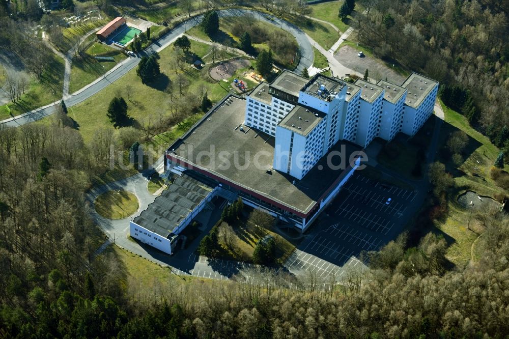 Friedrichroda von oben - Hochhaus der Hotelanlage Ahorn Berghotel in Friedrichroda im Bundesland Thüringen, Deutschland