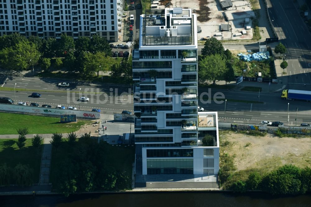 Berlin aus der Vogelperspektive: Hochhaus Living Levels am Spree- Ufer der Mühlenstraße in Berlin - Friedrichshain