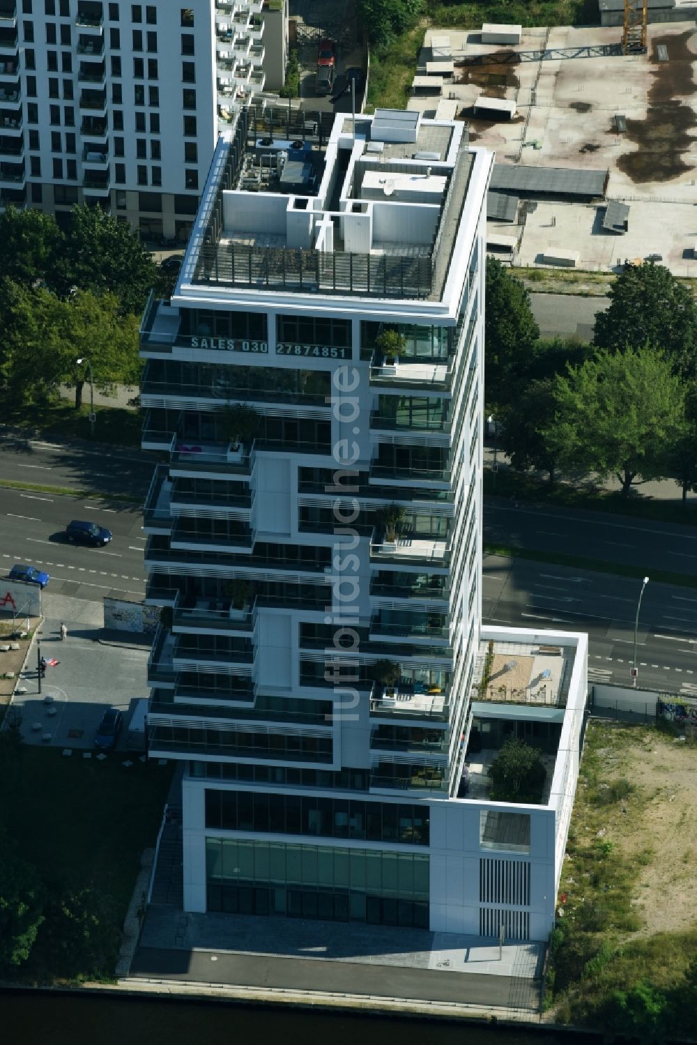 Berlin von oben - Hochhaus Living Levels am Spree- Ufer der Mühlenstraße in Berlin - Friedrichshain