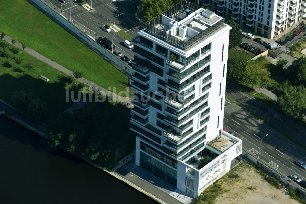 Luftbild Berlin - Hochhaus Living Levels am Spree- Ufer der Mühlenstraße in Berlin - Friedrichshain