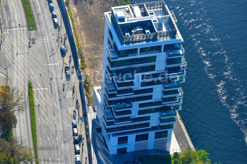 Luftbild Berlin - Hochhaus Living Levels am Spree- Ufer der Mühlenstraße in Berlin - Friedrichshain