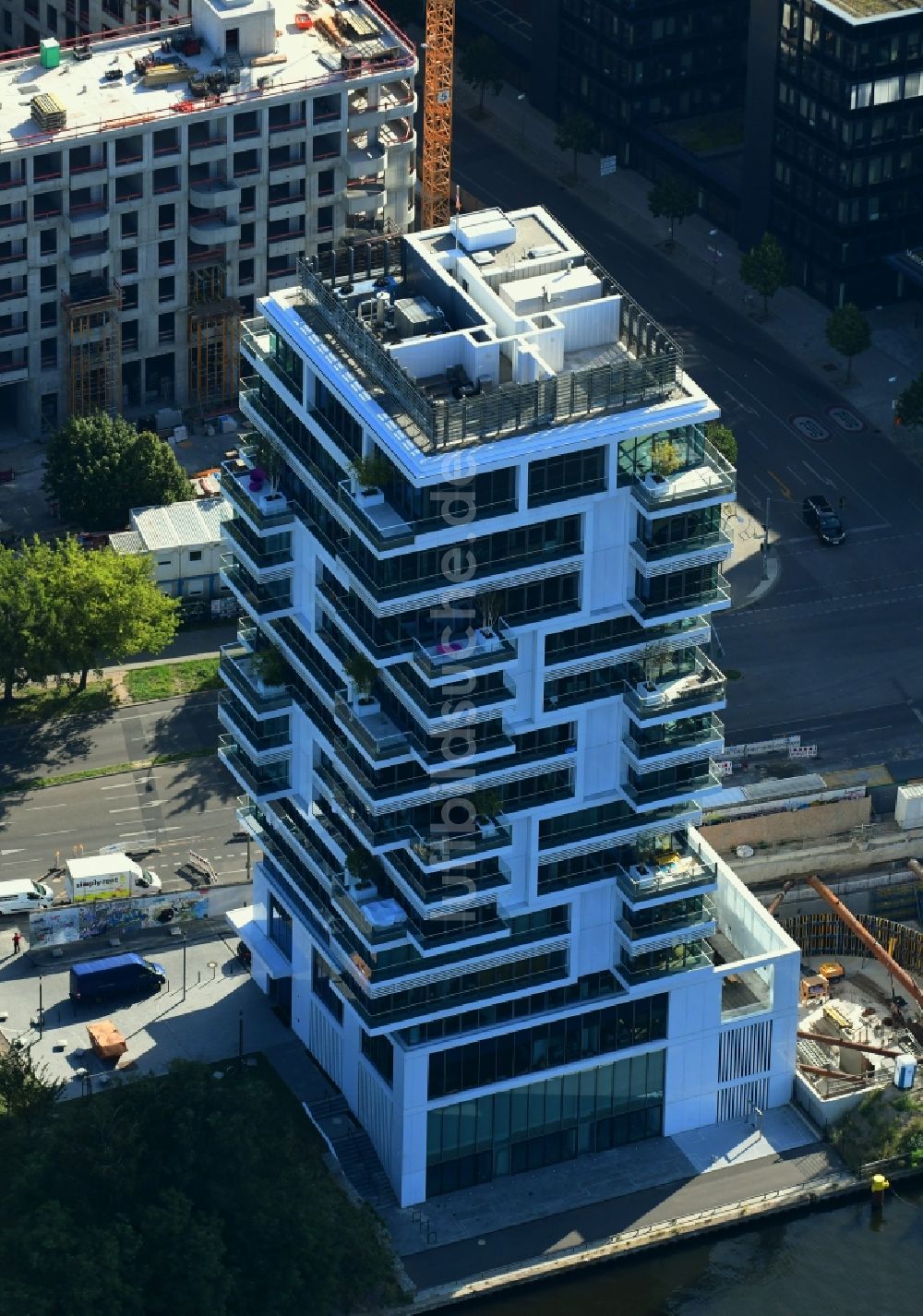 Berlin von oben - Hochhaus Living Levels am Spree- Ufer der Mühlenstraße in Berlin - Friedrichshain