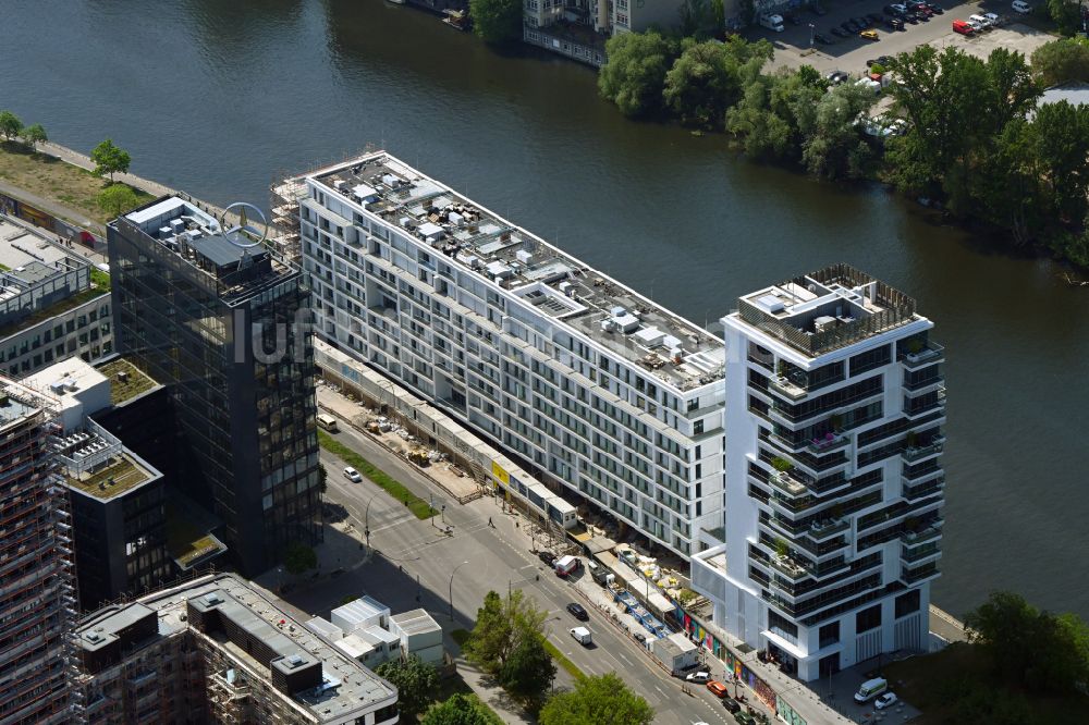 Luftaufnahme Berlin - Hochhaus Living Levels am Spree- Ufer der Mühlenstraße in Berlin - Friedrichshain