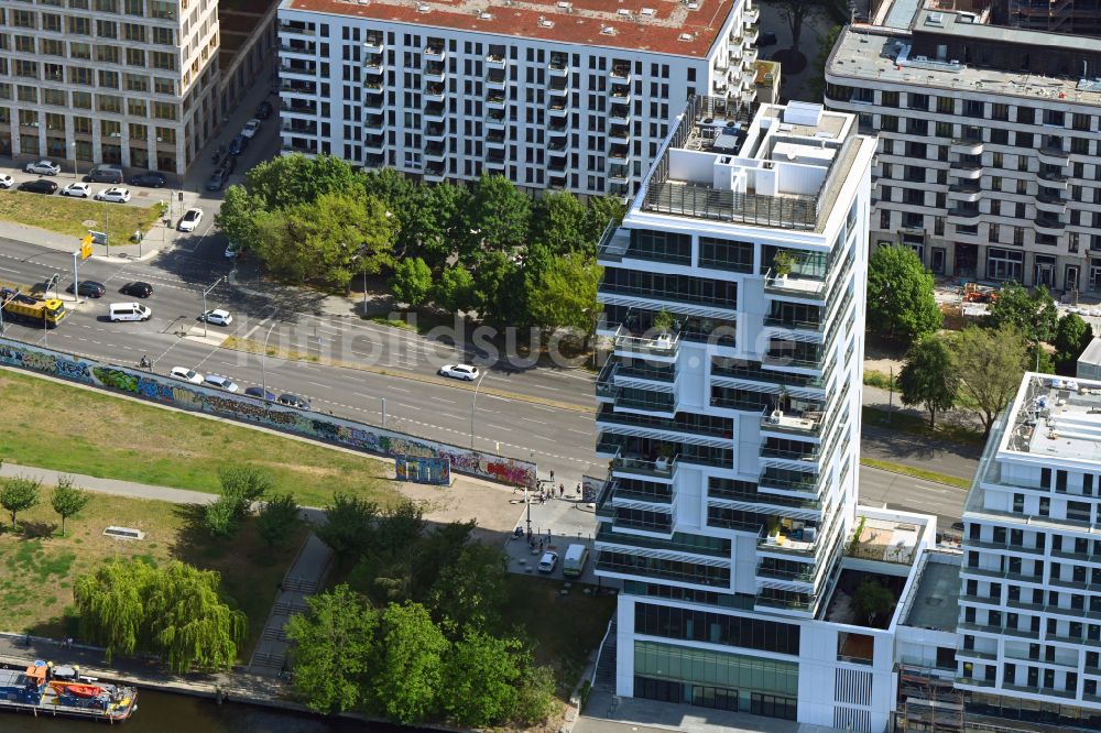 Luftaufnahme Berlin - Hochhaus Living Levels am Spree- Ufer der Mühlenstraße in Berlin - Friedrichshain