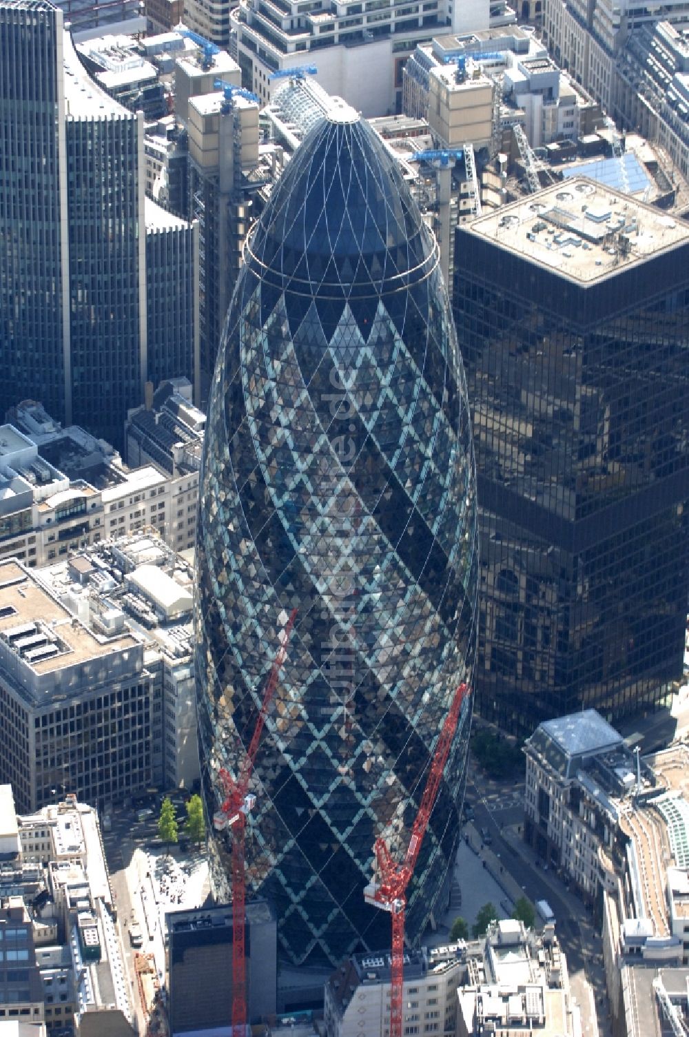 Luftaufnahme London - Hochhaus St Mary Axe, häufig The Gherkin / Swiss-Re-Tower im Finanzbezirk der City of London in Großbritannien