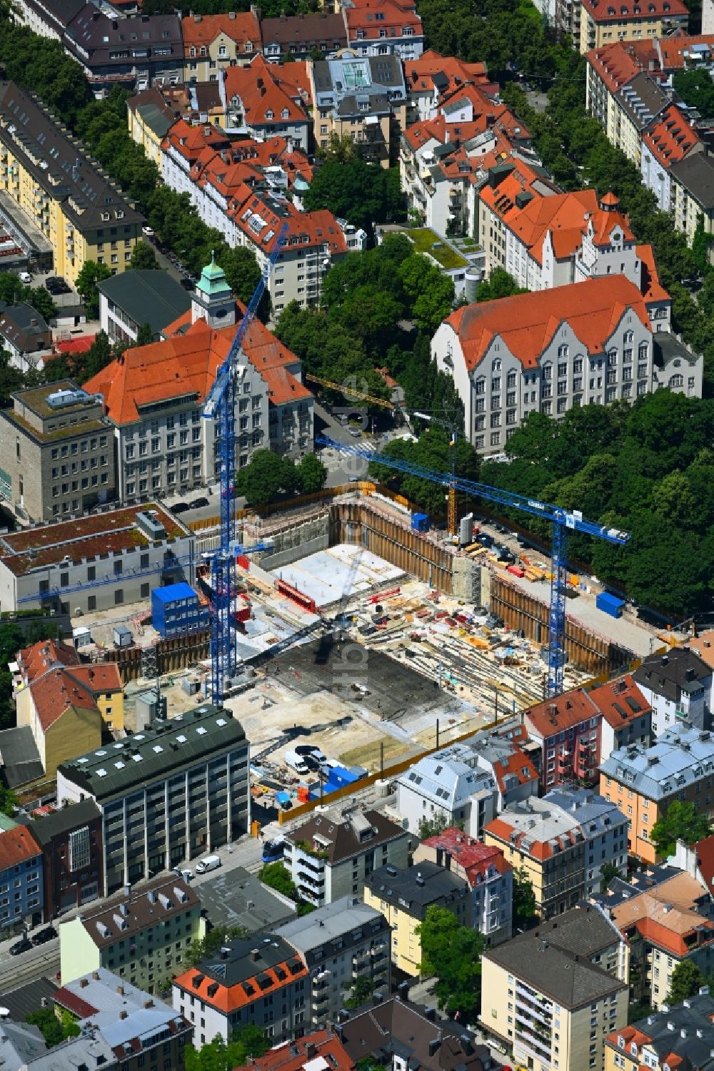 München von oben - Hochhaus- Neubau am Elisabethplatz in München im Bundesland Bayern, Deutschland