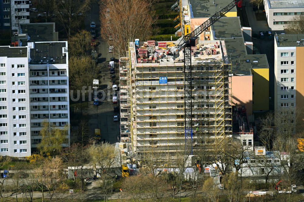 Berlin von oben - Hochhaus- Neubau mit Studentenapartments im Ortsteil Friedrichsfelde in Berlin, Deutschland