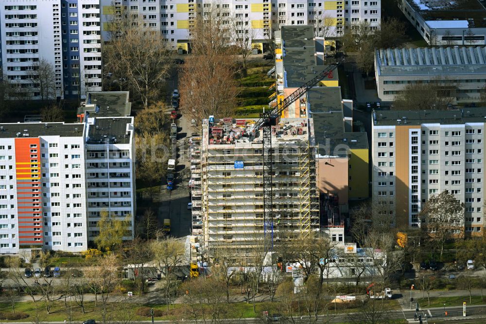 Berlin aus der Vogelperspektive: Hochhaus- Neubau mit Studentenapartments im Ortsteil Friedrichsfelde in Berlin, Deutschland