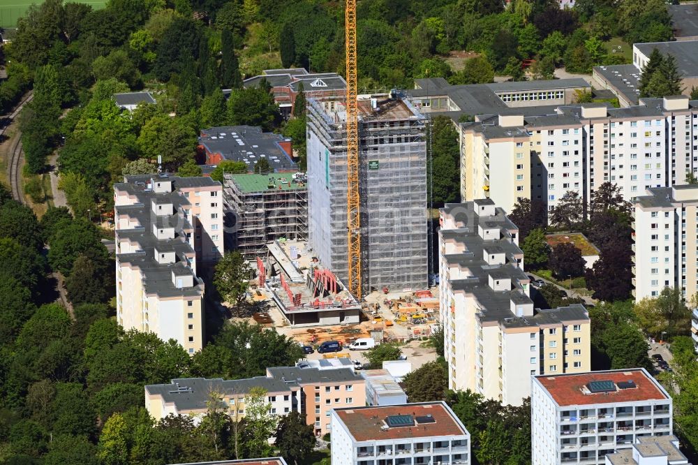 Berlin aus der Vogelperspektive: Hochhaus- Neubau Theodor-Loos-Weg Ecke Wutzkyallee im Ortsteil Buckow in Berlin, Deutschland