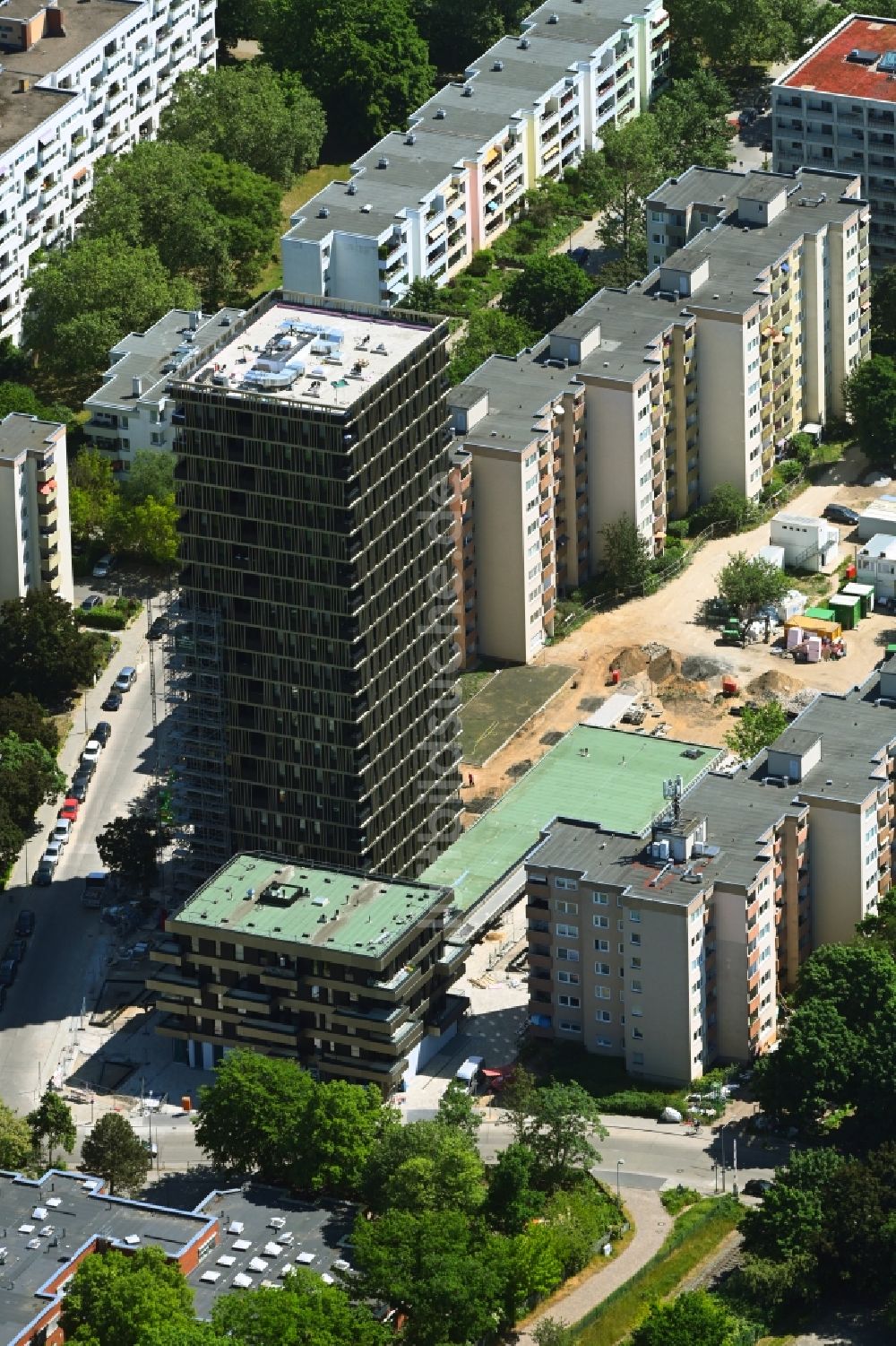 Berlin von oben - Hochhaus- Neubau Theodor-Loos-Weg Ecke Wutzkyallee im Ortsteil Buckow in Berlin, Deutschland