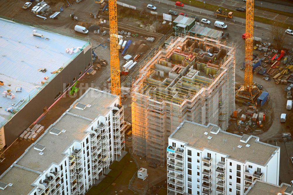 Berlin aus der Vogelperspektive: Hochhaus- Neubau Wuhletaler Fenster im Ortsteil Marzahn in Berlin, Deutschland