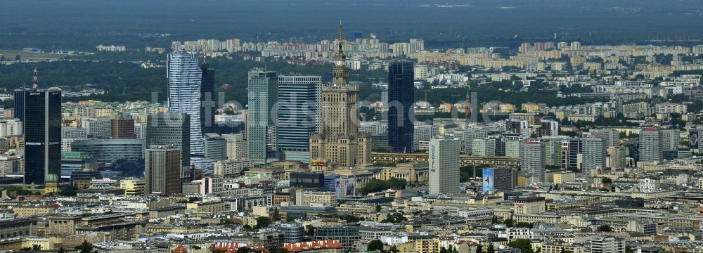 Warschau aus der Vogelperspektive: Hochhaus- Skyline im Stadtzentrum der Hauptstadt Warschau in Polen