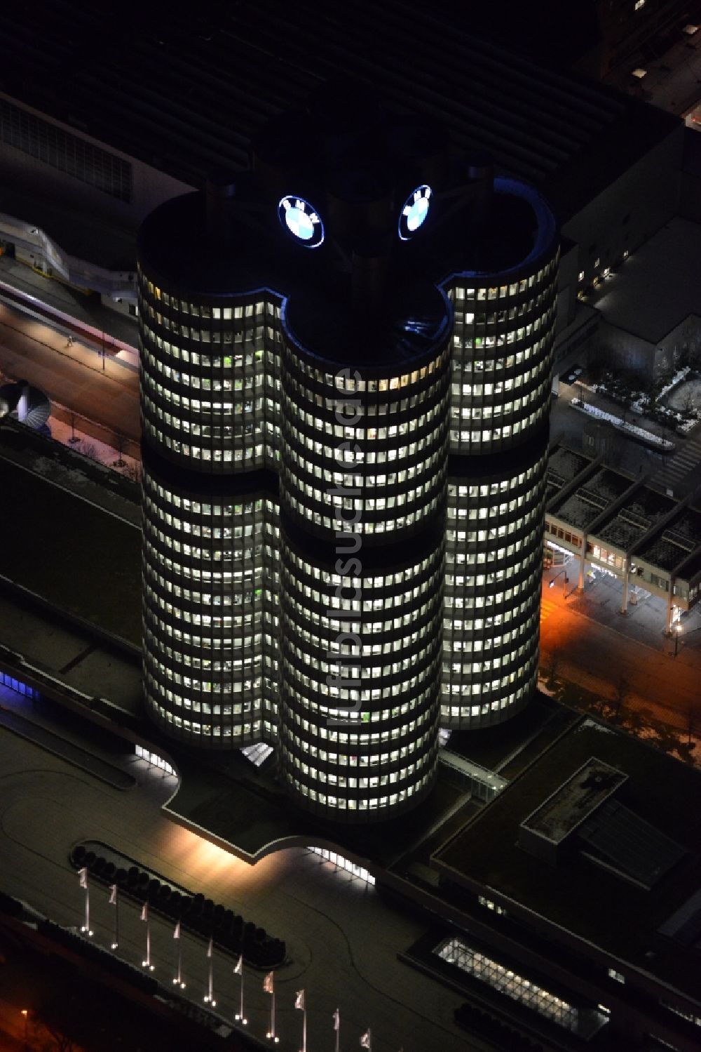 München von oben - Hochhaus Vierzylinder am BMW-Werk München im Stadtteil Milbertshofen in München im Bundesland Bayern