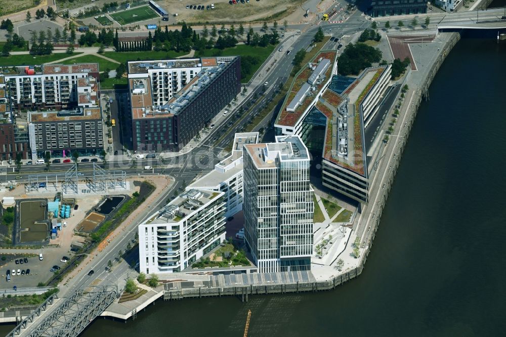 Hamburg aus der Vogelperspektive: Hochhaus WATERMARK und Intelligent Quarters in der Hafen City in Hamburg, Deutschland