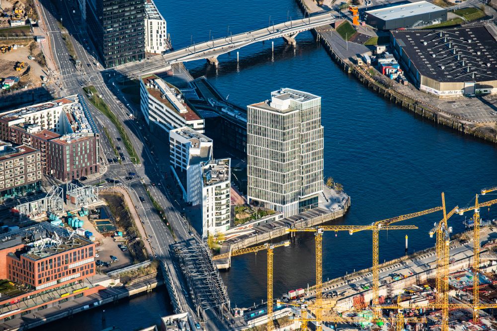 Hamburg aus der Vogelperspektive: Hochhaus WATERMARK und Intelligent Quarters in der Hafen City in Hamburg, Deutschland