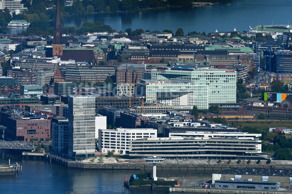 Hamburg von oben - Hochhaus WATERMARK, Intelligent Quarters und Universität Hamburg in der Hafen City in Hamburg, Deutschland