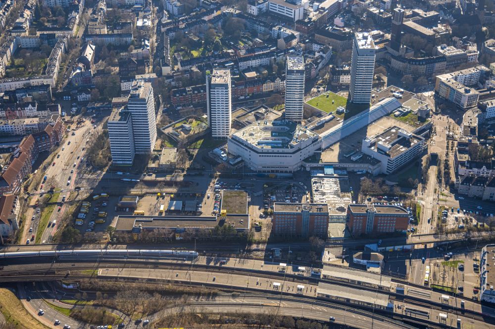 Luftbild Mülheim an der Ruhr - Hochhaus- Wohngebäude am Hans-Böckler-Platz im herbstlichen Mülheim an der Ruhr im Bundesland Nordrhein-Westfalen