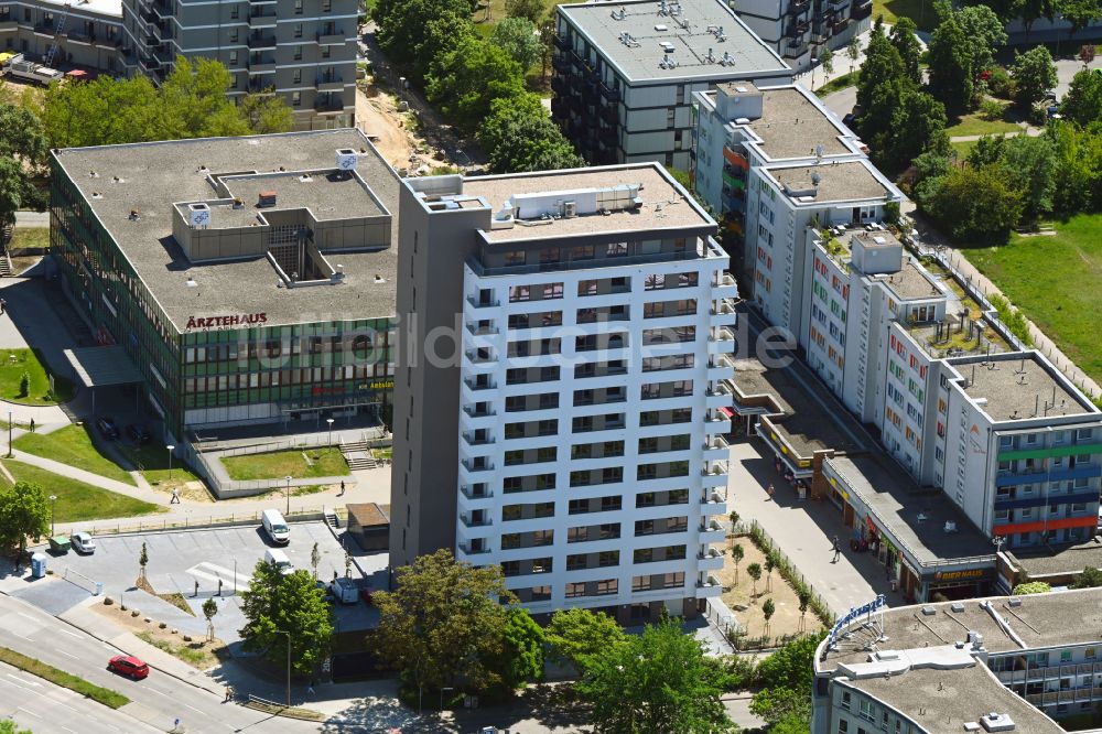 Berlin aus der Vogelperspektive: Hochhaus - Wohnhaus an der Sella-Hasse-Straße im Ortsteil Marzahn in Berlin, Deutschland