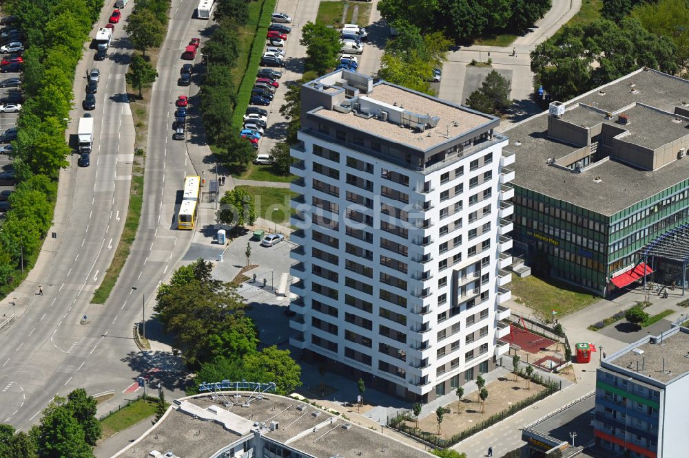 Luftaufnahme Berlin - Hochhaus - Wohnhaus an der Sella-Hasse-Straße im Ortsteil Marzahn in Berlin, Deutschland