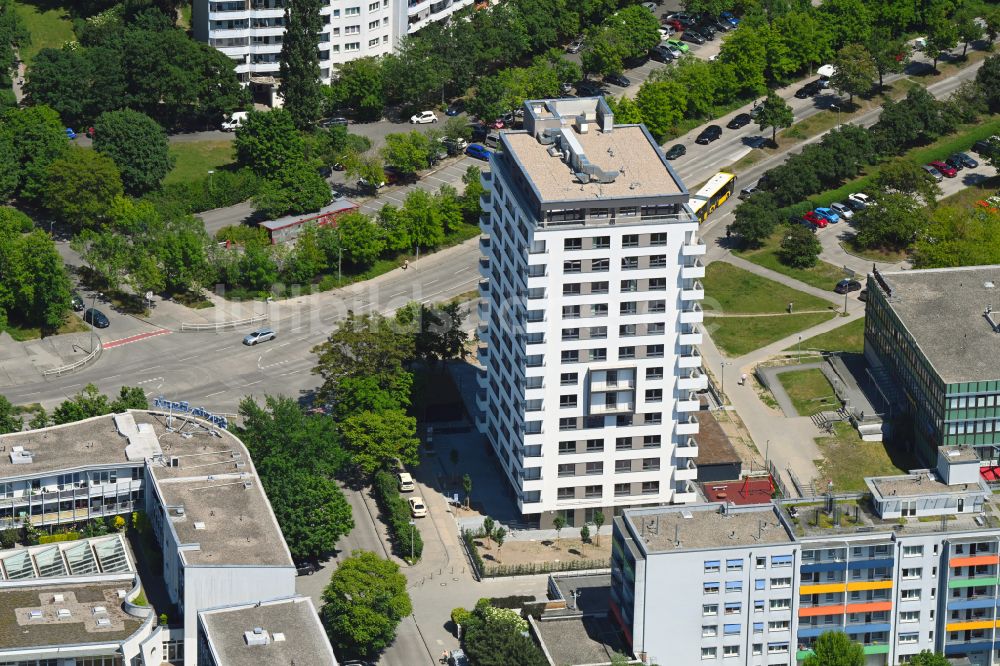Berlin von oben - Hochhaus - Wohnhaus an der Sella-Hasse-Straße im Ortsteil Marzahn in Berlin, Deutschland