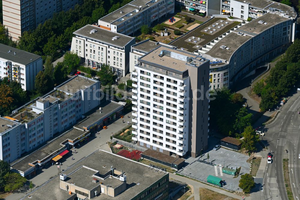 Berlin von oben - Hochhaus - Wohnhaus an der Sella-Hasse-Straße im Ortsteil Marzahn in Berlin, Deutschland