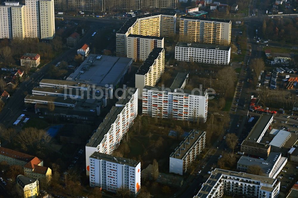 Luftaufnahme Berlin - Hochhaus- Wohnsiedlung an der Leuenberger Straße in Hohenschönhausen in Berlin, Deutschland