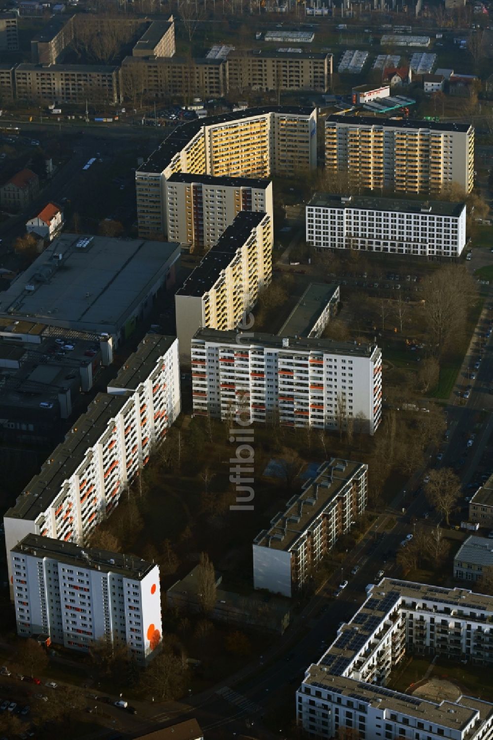 Berlin von oben - Hochhaus- Wohnsiedlung an der Leuenberger Straße in Hohenschönhausen in Berlin, Deutschland