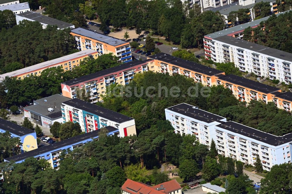 Hennigsdorf von oben - Hochhaus- Wohnsiedlung Rigaer Straße in Hennigsdorf im Bundesland Brandenburg, Deutschland