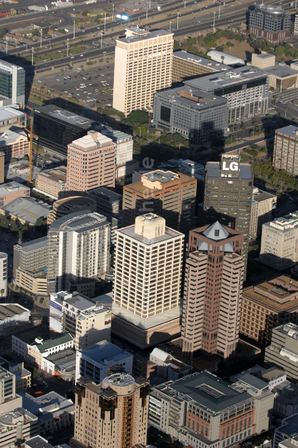 Luftaufnahme Kapstadt - Hochhäuser in Downtown Cape Town