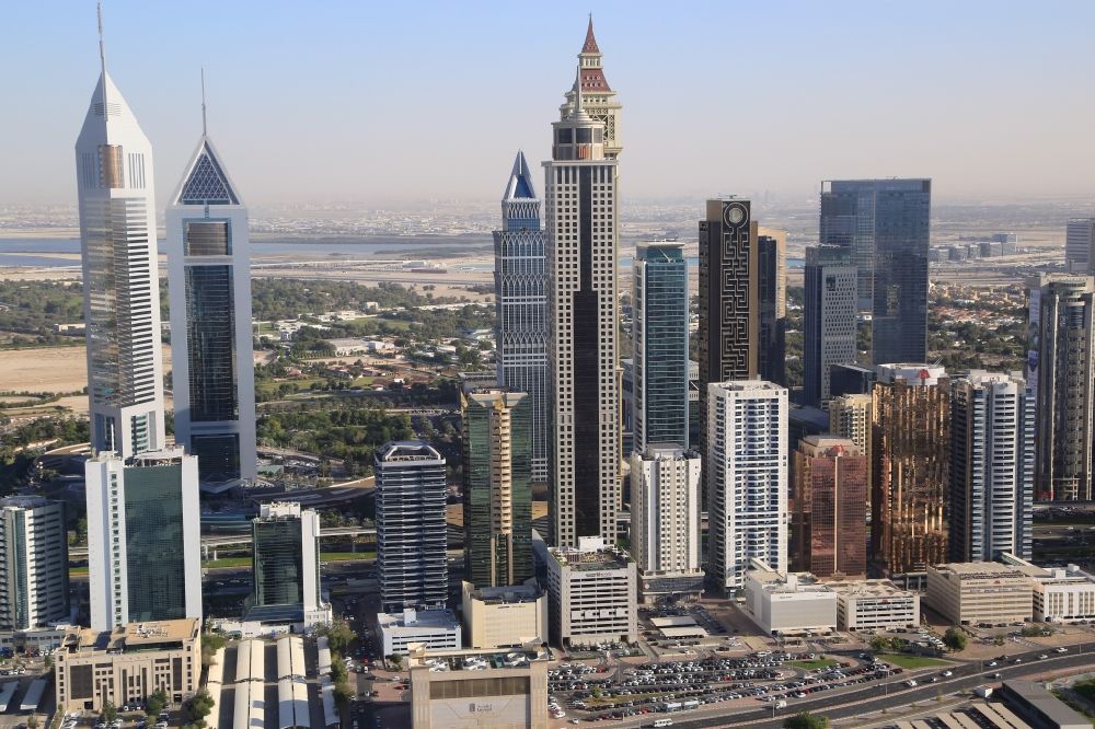 Dubai aus der Vogelperspektive: Hochhäuser und Emerates Towers in den Verreinigte Arabische Emirate