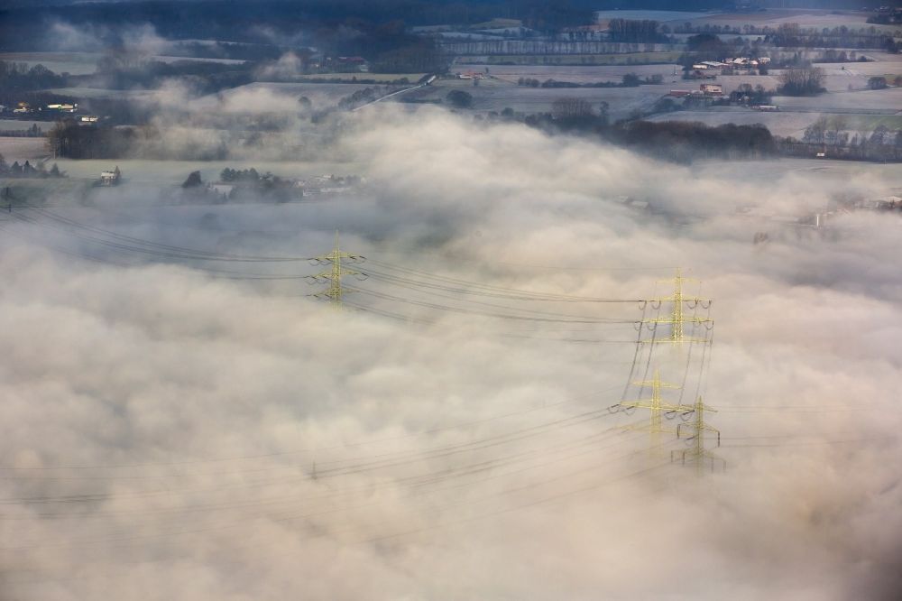 Luftaufnahme Werne - Hochnebeldecke an den Stahlmasten der Stromtrassen am Kohlekraftwerk RWE-Power Gersteinwerk bei Werne im Bundesland Nordrhein-Westfalen